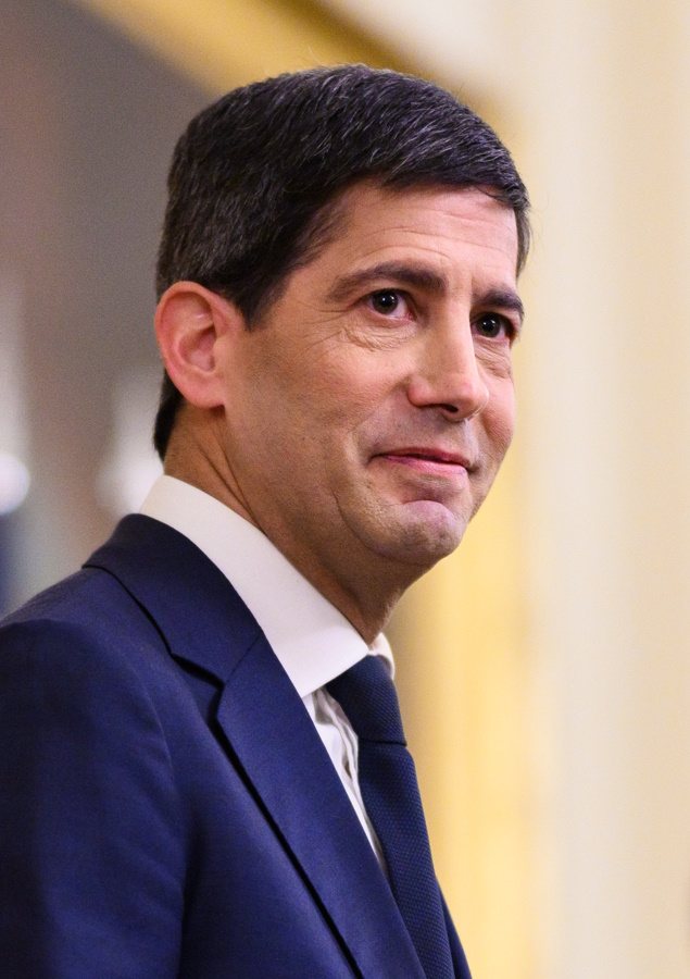 FILE PHOTO: Federal Reserve Chair Kevin Warsh delivers remarks at his swearing-in ceremony in the East Room of the White House, May 22, 2026.